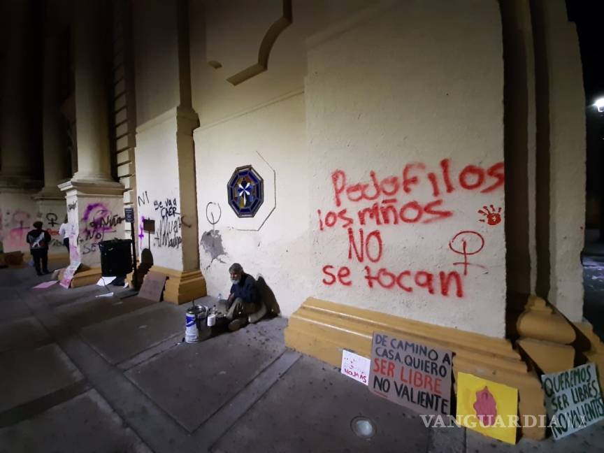 $!Mujeres vandalizaron la Catedral de Hermosillo y enfrentan a feligreses