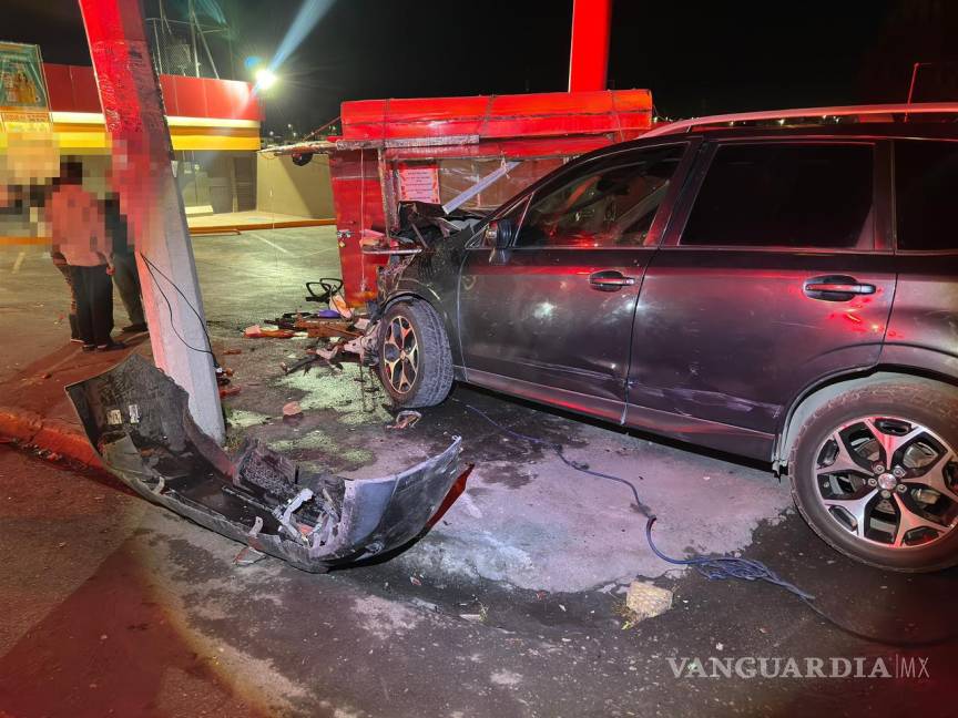 $!Los testigos alertaron a emergencias tras el impacto contra el puesto de comida.