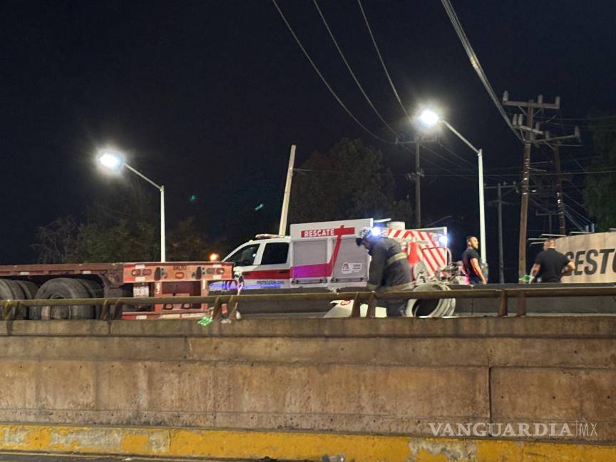 $!Bomberos de Ramos Arizpe esparcieron aserrín para evitar riesgos por derrame de fluidos tras el percance.