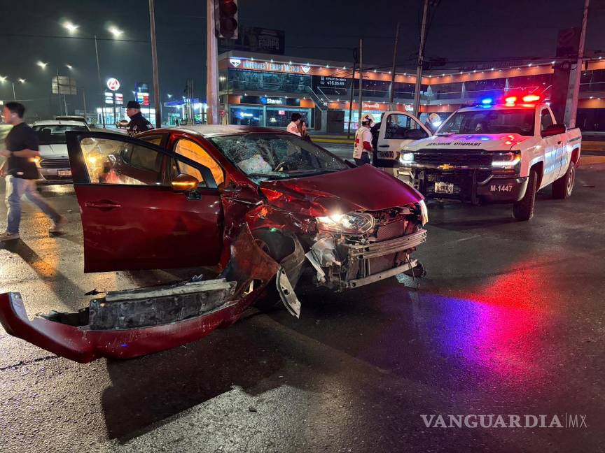 $!Elementos de Tránsito Municipal llegaron al lugar para tomar conocimiento y coordinar el levantamiento de los vehículos involucrados.