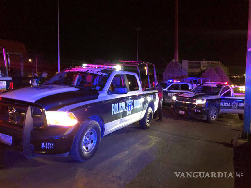 $!Conductores ebrios se pelean con policías en Saltillo