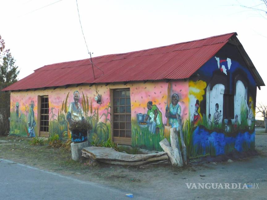 $!Retratan el legado de ‘Mamá Guecho’ en mural del poblado de negros mascogos