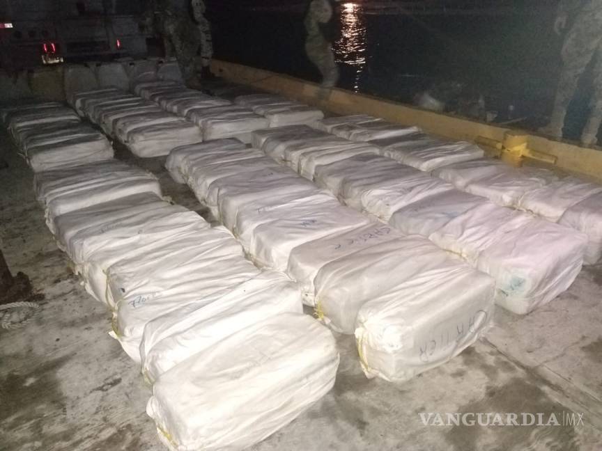 $!En espectacular operativo en altamar, la Marina asegura tres toneladas de cocaína
