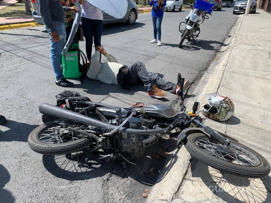 $!Motociclista resulta lesionado tras accidente en calle La Fragua, en Saltillo