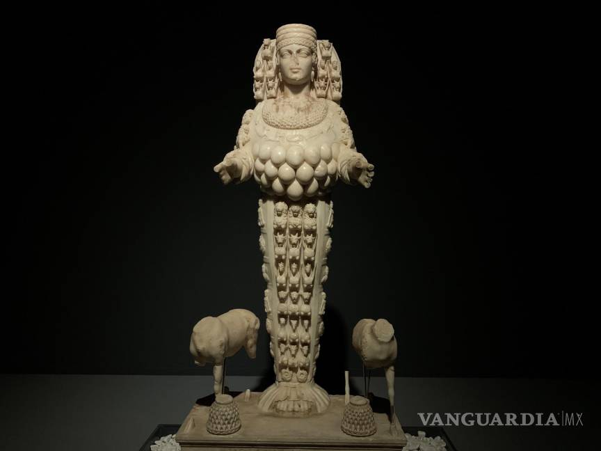 $!Una estatua de época romana de la diosa de la fertilidad Artemisa, conservada en el Museo de Éfeso en Selcuk, cerca de Esmirna. El Templo de Artemisa, cuyos restos están a 80 kilómetros al sur de Esmirna, fue una de los siete maravillas de la Antigüedad. EFE/Antonio Sánchez Solís