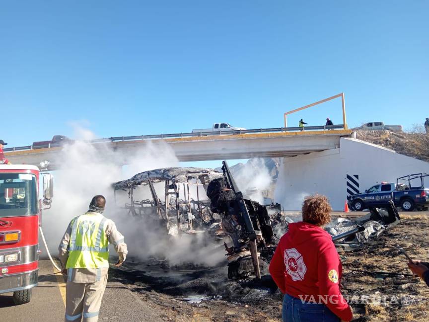 $!Fuerte impacto entre un autobús y un tráiler genera incendio mortal en carretera.