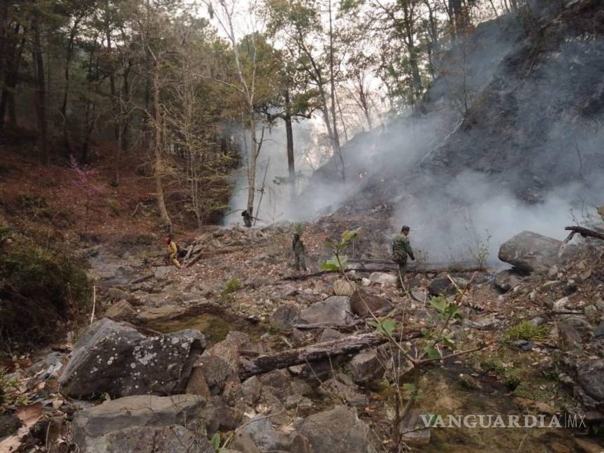 $!Se evacuaron a 57 familias con 120 personas que habitan en Potrero Redondo de Santiago, Nuevo León.