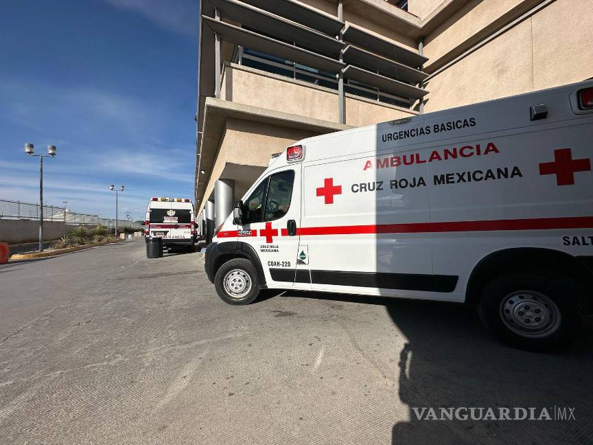 $!Paramédicos de la Cruz Roja acudieron rápidamente al lugar del incidente y, tras valorar la gravedad de la herida, trasladaron a la mujer al Hospital ISSSTE, donde permanece en estado delicado.