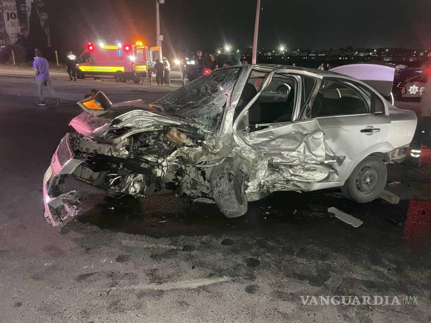 Dos personas terminan prensadas tras fuerte accidente, en Saltillo
