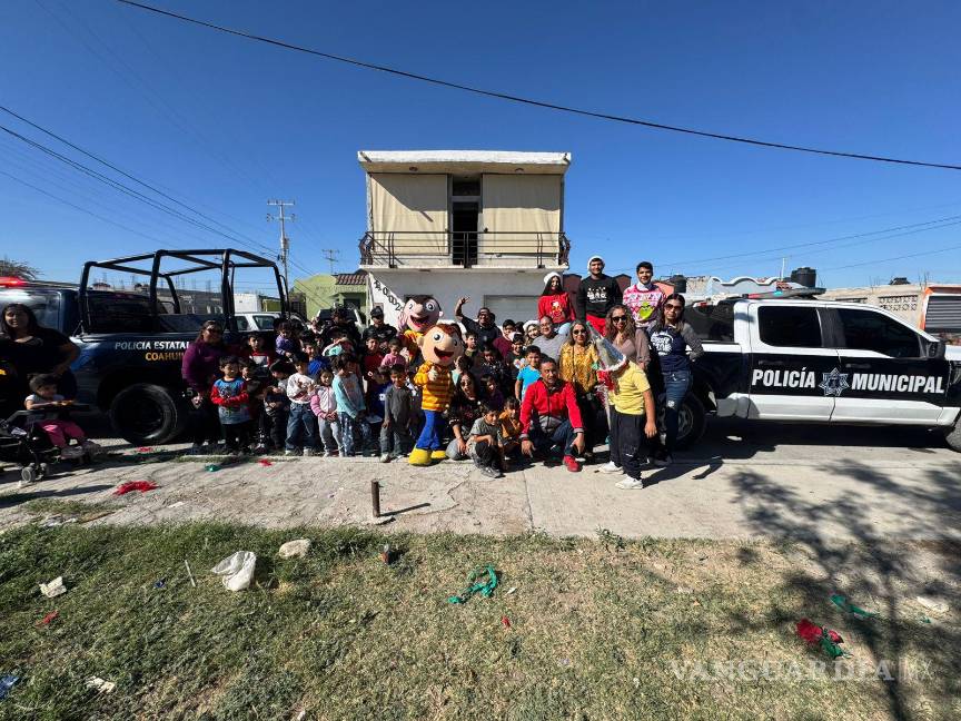 $!Elementos policiacos convivieron con niñas y niños durante actividades navideñas en Praderas del Sur