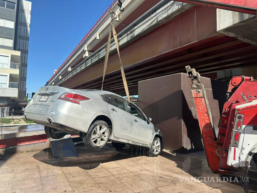 Cae auto con adulto mayor a canal del Paseo Santa Lucía, en Monterrey