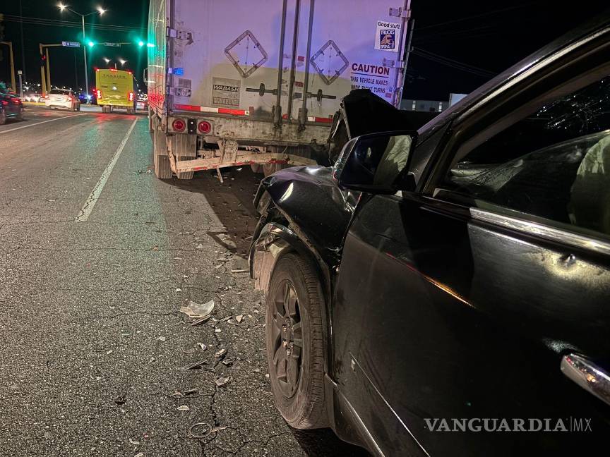 $!Elementos de Tránsito Municipal acudieron al lugar para tomar conocimiento y abanderar la vialidad, evitando otro percance.