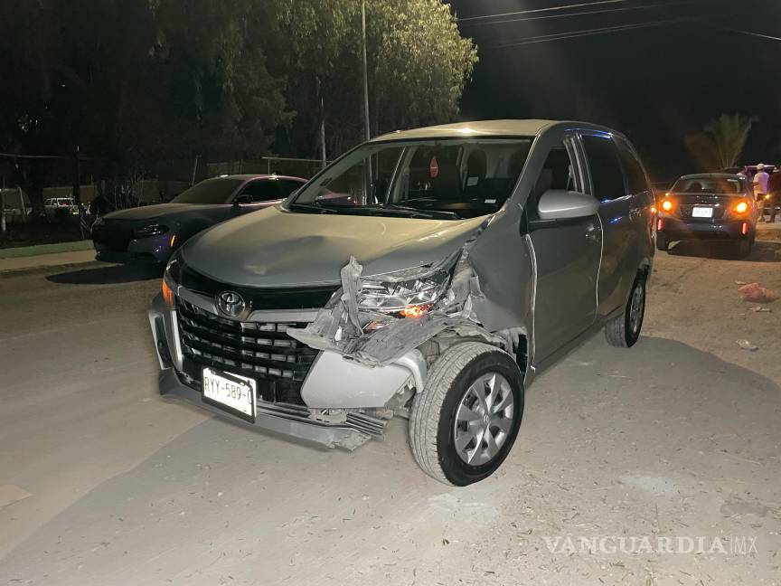 Menor impacta su motocicleta contra camioneta y termina herido, en Saltillo
