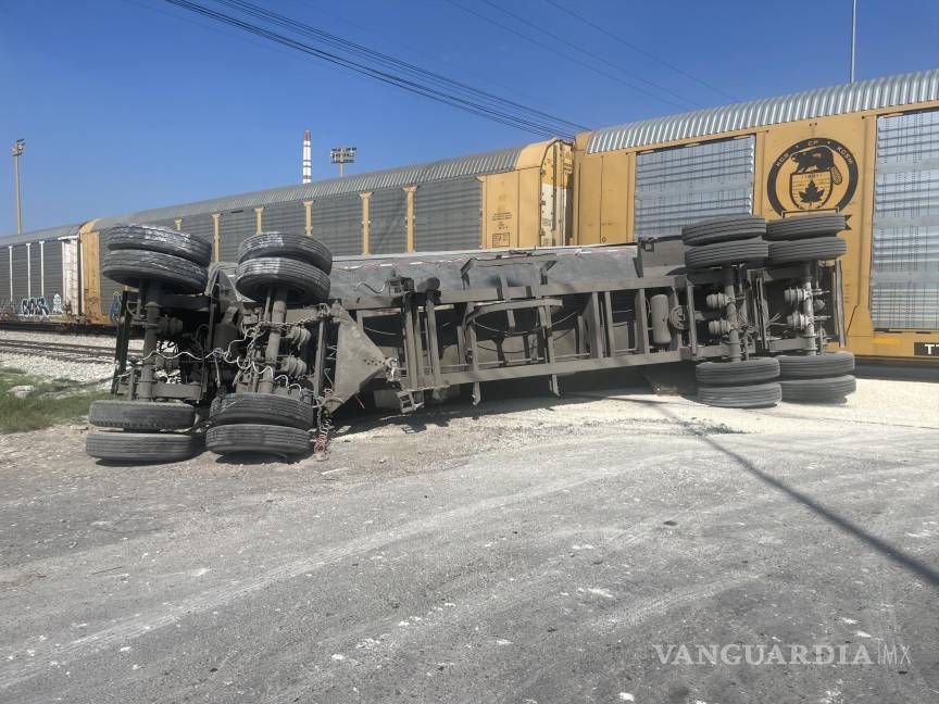 Locomotora embiste y vuelca a tráiler que se le atravesó en Saltillo (VIDEO)