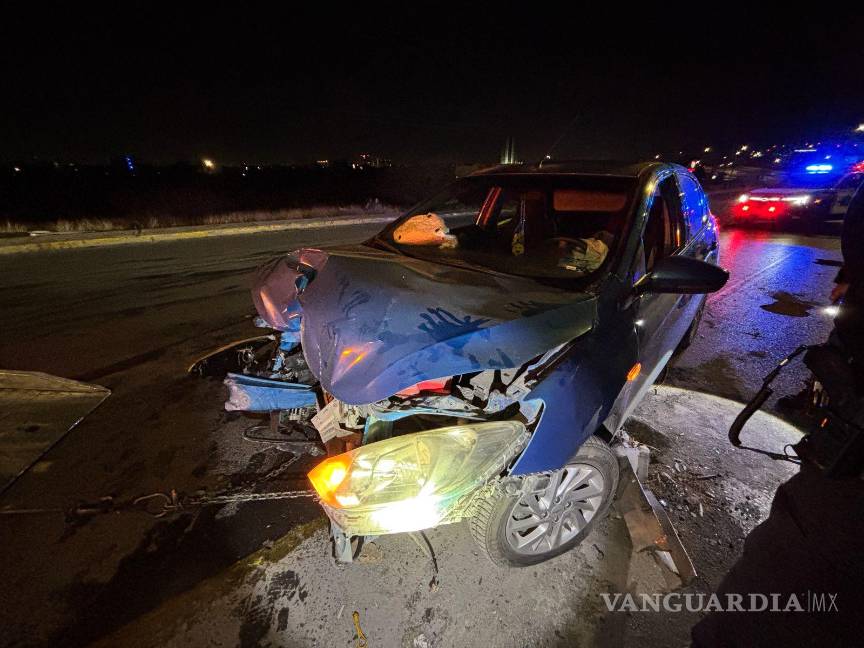 $!El vehículo siniestrado fue remolcado al corralón mientras el conductor era trasladado al hospital.