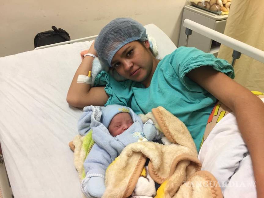 $!Manolo Jiménez visita a bebés que nacieron con el Año Nuevo en el Hospital General de Saltillo