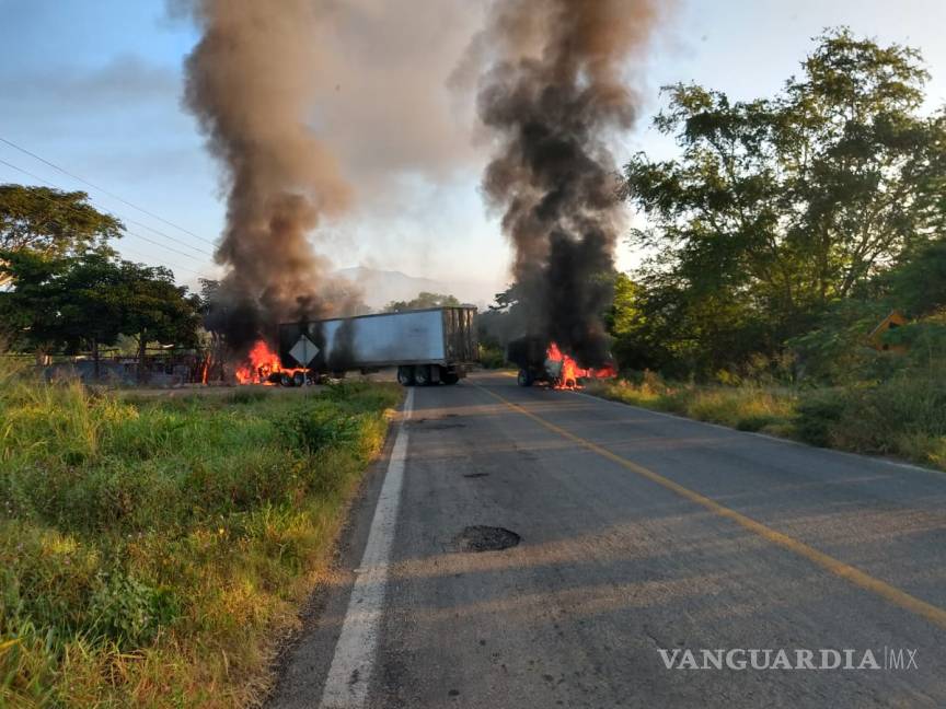 $!Un muerto y vehículos incendiados deja enfrentamiento en Tomatlán, Jalisco