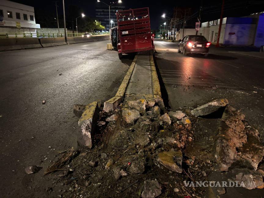 $!La camioneta Chevrolet quedó volcada sobre su costado izquierdo tras impactarse con la base de un puente.