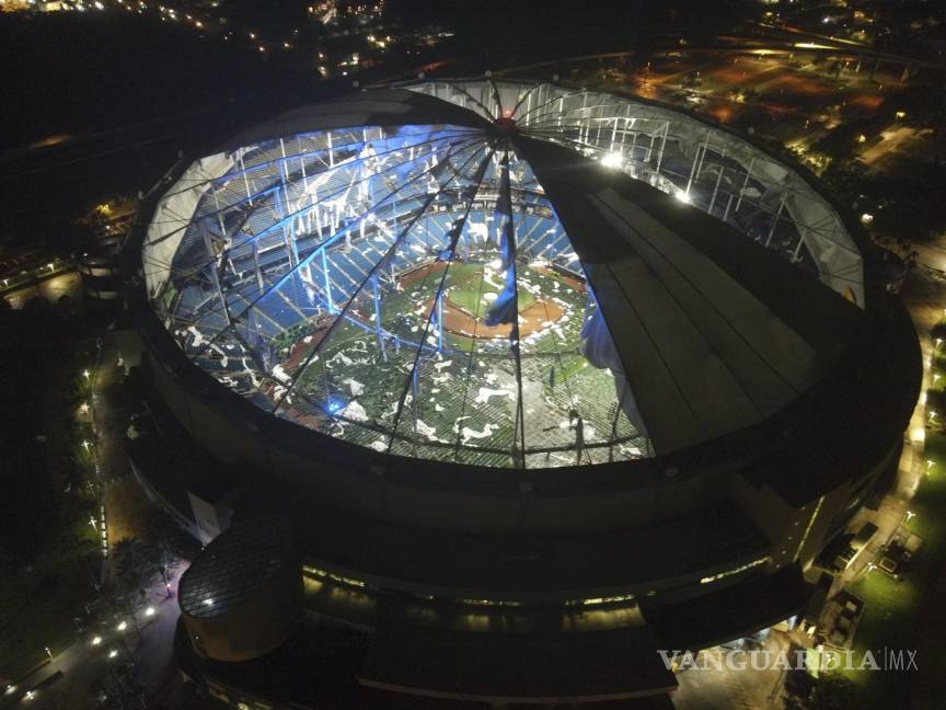 $!El techo del Tropicana Field, hogar de los Rays, quedó destrozado tras el paso de Milton.