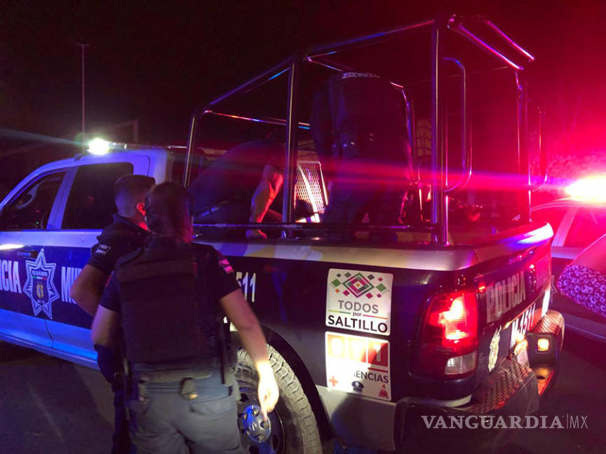 $!Conductores ebrios se pelean con policías en Saltillo