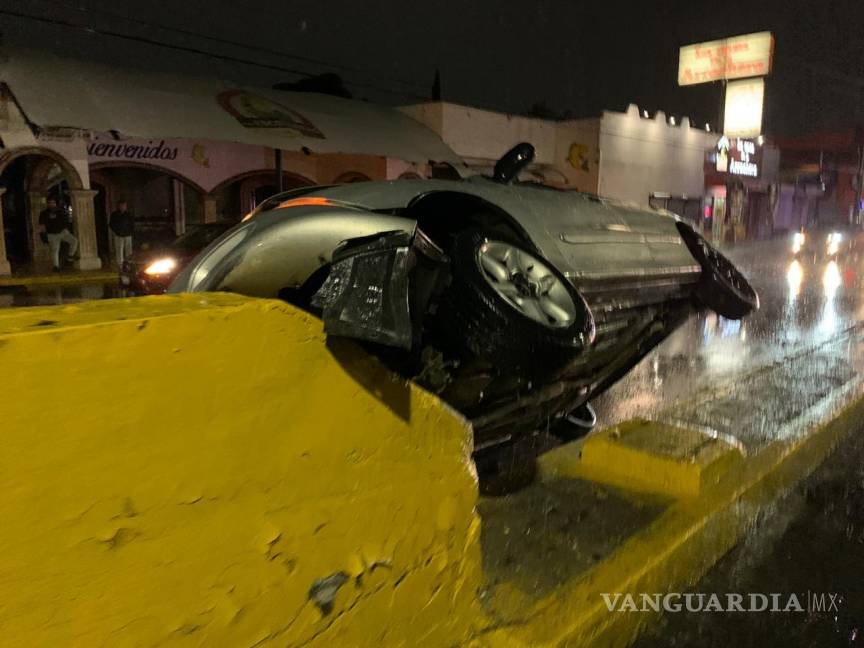 $!Conductor casi vuelca en puente de Saltillo; culpa a la lluvia