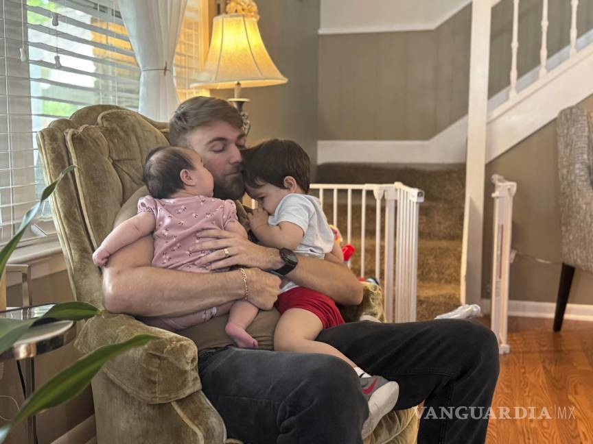 $!El veterano de marines Adrian Clouatre abraza a su hija de 3 meses, Lyn y a su hijo de casi dos años, Noah, en su casa en Baton Rouge, Luisiana.