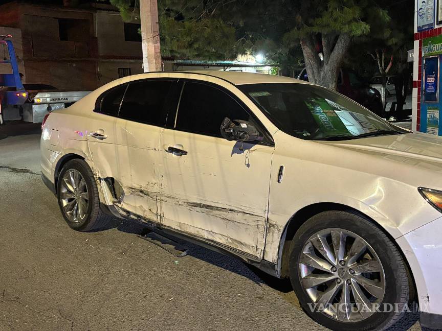 $!El accidente dejó como saldo dos vehículos con daños severos; los automóviles fueron enviados a un corralón mientras se deslindan responsabilidades.