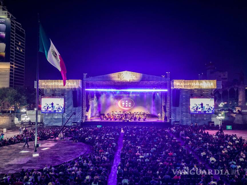 Brilla La Súper en el Festival Internacional Santa Lucía en Monterrey