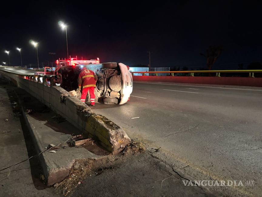 $!Paramédicos de la Cruz Roja brindaron atención al conductor, quien sufrió un golpe en la nariz.