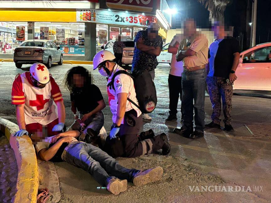 $!Paramédicos de la Cruz Roja atendieron al taxista lesionado en el lugar.