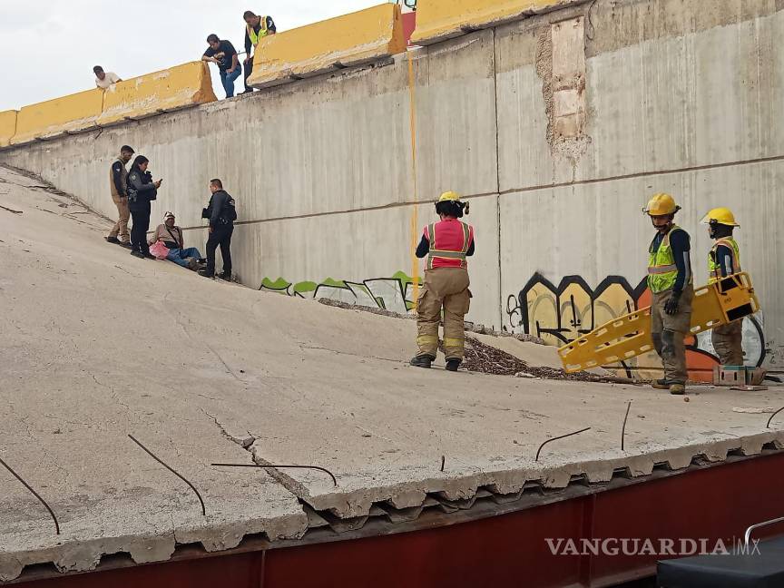 $!Bomberos tuvieron que realizar maniobras de rescate para poner al adulto mayor a salvo.