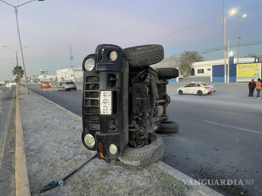 Chocan al sur de Saltillo y vuelcan