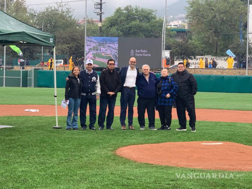 $!El exastro de los Dodgers de los Ángeles fue invitado por el empresario Carlos Bremer y el alcalde de San Pedro, Miguel Treviño de Hoyos.