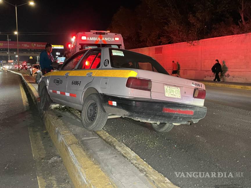 Taxista choca y lesiona a su pasajero, en Saltillo