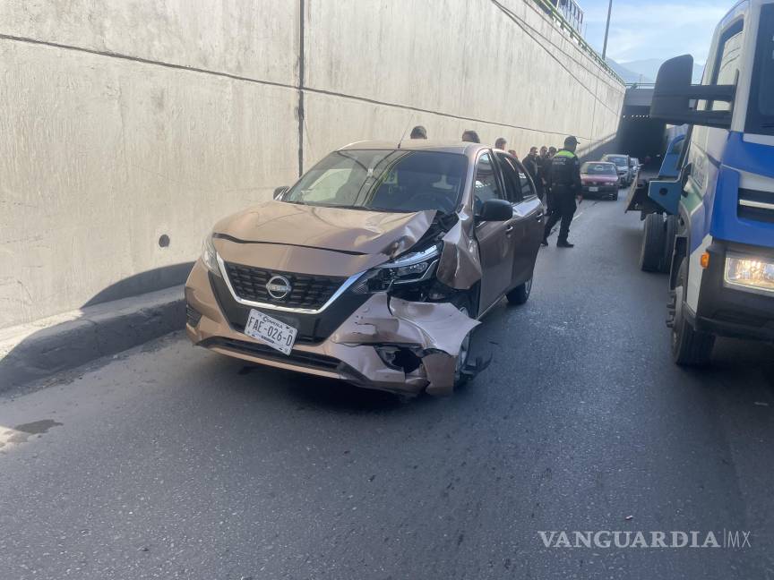 Choca y vuelca en el periférico de Saltillo