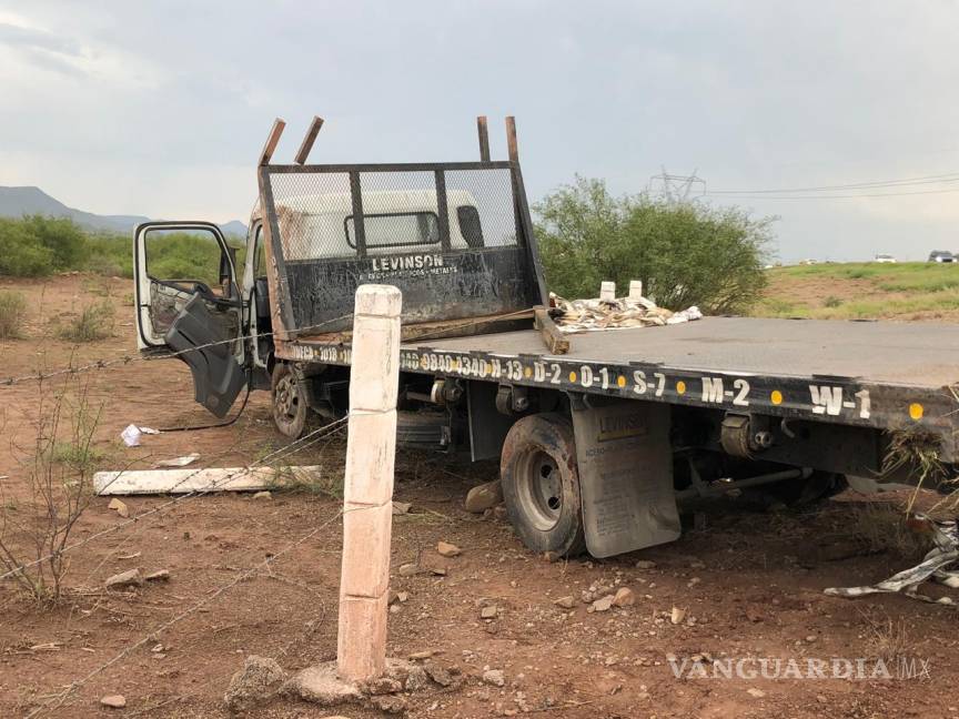 $!Operador de camión dormita y vuelca, en carretera a Torreón