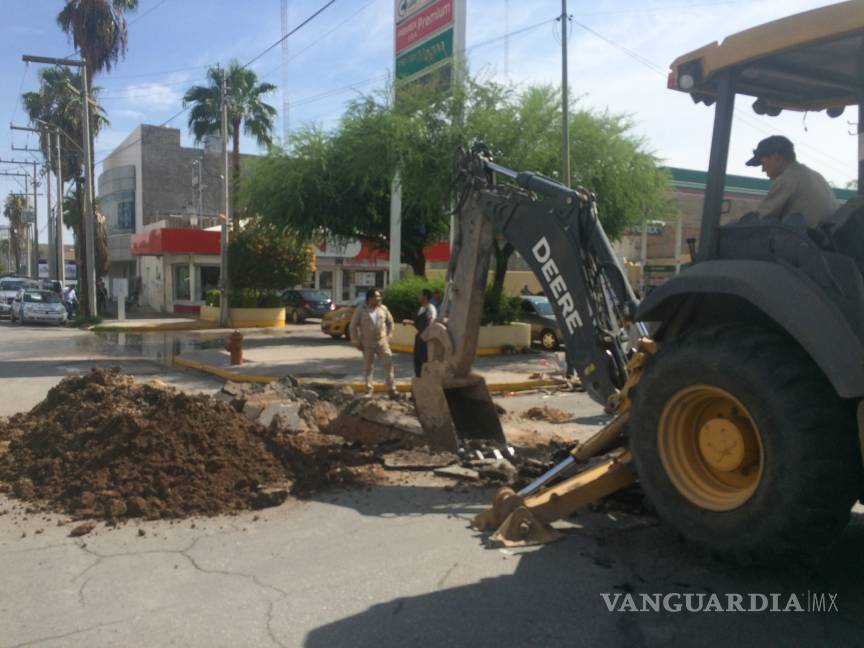$!Simas Torreón repara con urgencia tramo de colector dañado