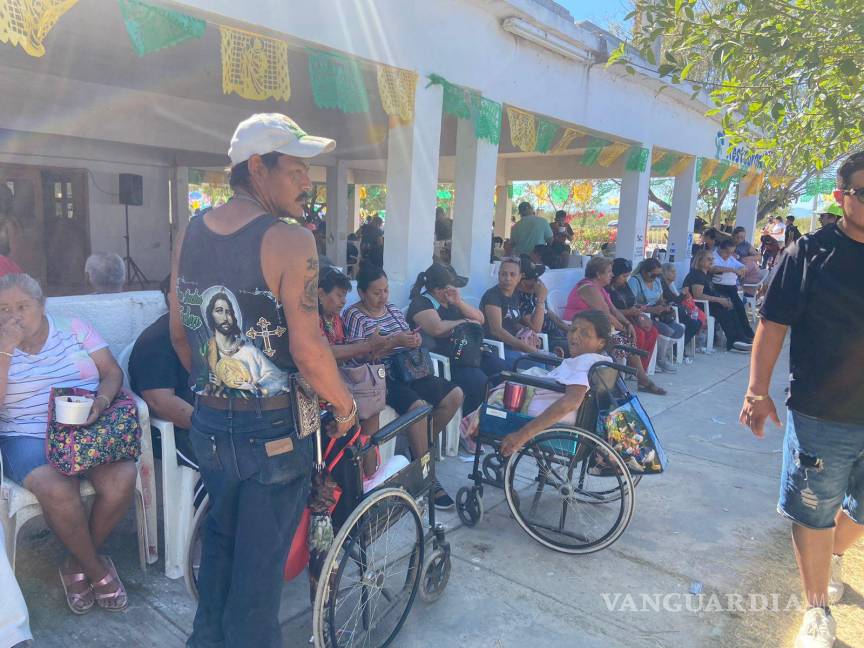 $!Devotos de distintas edades y nacionalidades se congregan en la carretera federal 30 para venerar a San Judas Tadeo en un evento lleno de fe.