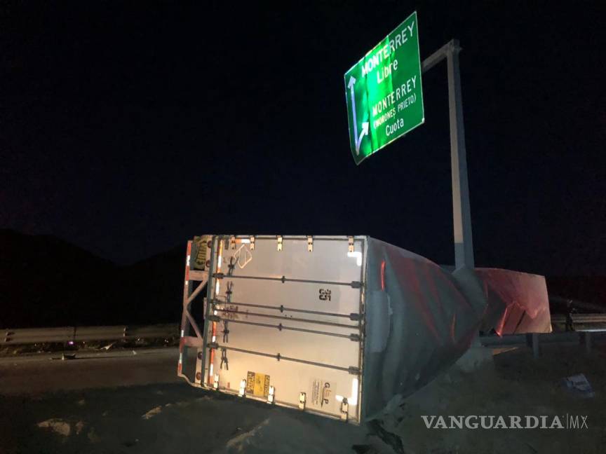 $!Volcadura provoca cierre de la carretera libre Saltillo-Monterrey