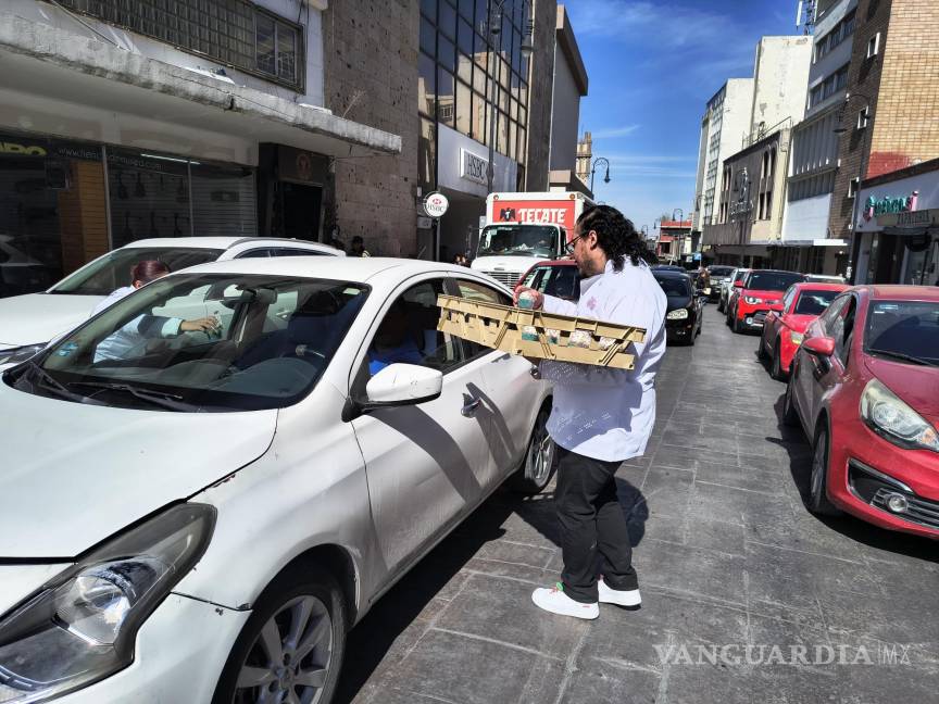 $!Como parte de las celebraciones previas a su 37 aniversario, Pastelería La Salle sorprendió a los saltillenses regalando cupcakes en diversas zonas de la ciudad.