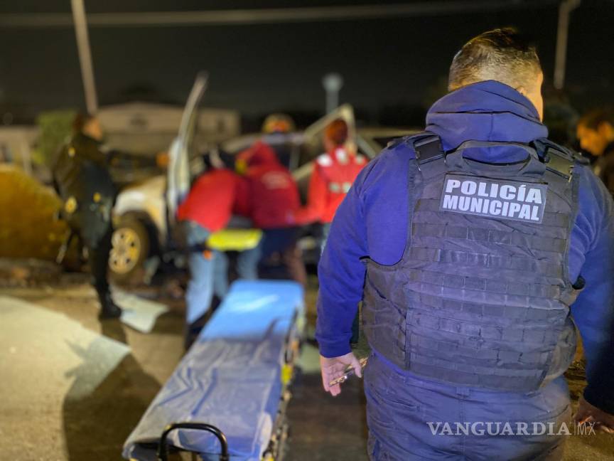 $!Elementos del Cuerpo de Bomberos trabajaron por varios minutos para liberar a la conductora atrapada entre los fierros retorcidos de la camioneta.