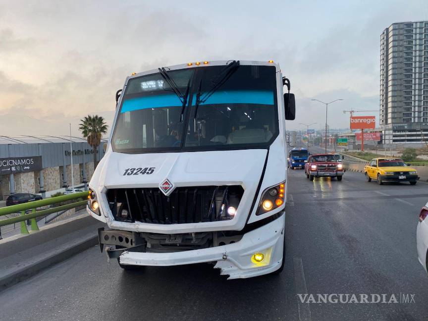 $!Elementos de Tránsito Municipal acudieron al lugar para tomar conocimiento del incidente y ordenar el retiro de las unidades involucradas.