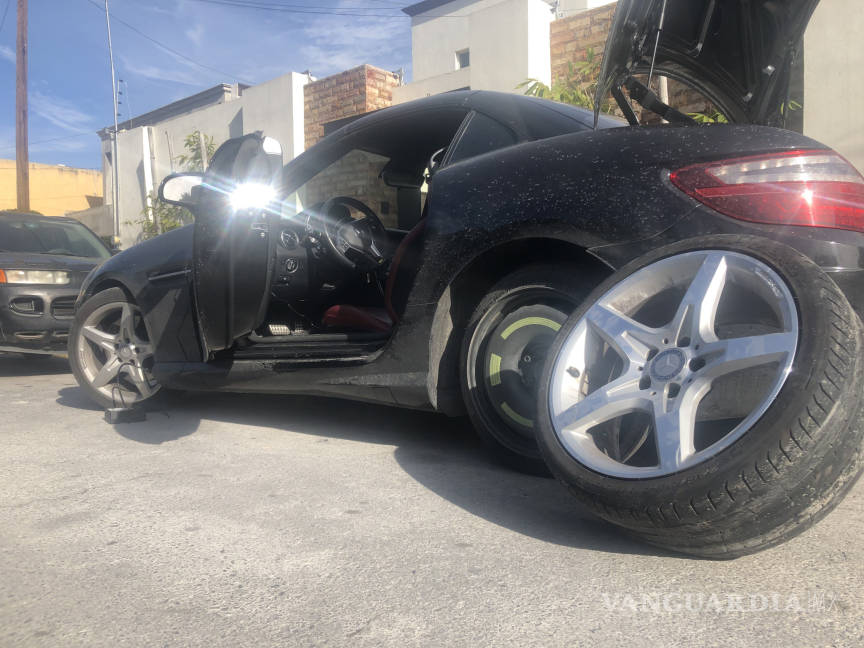$!Cae auto en zanja de Agsal en colonia República de Saltillo; daña neumáticos