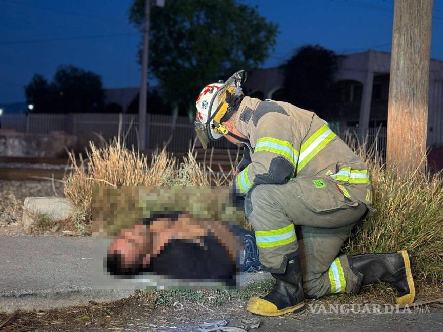 $!Uno de los lesionados, un hombre, fue atendido por paramédicos y trasladado al Hospital General con diversas contusiones.