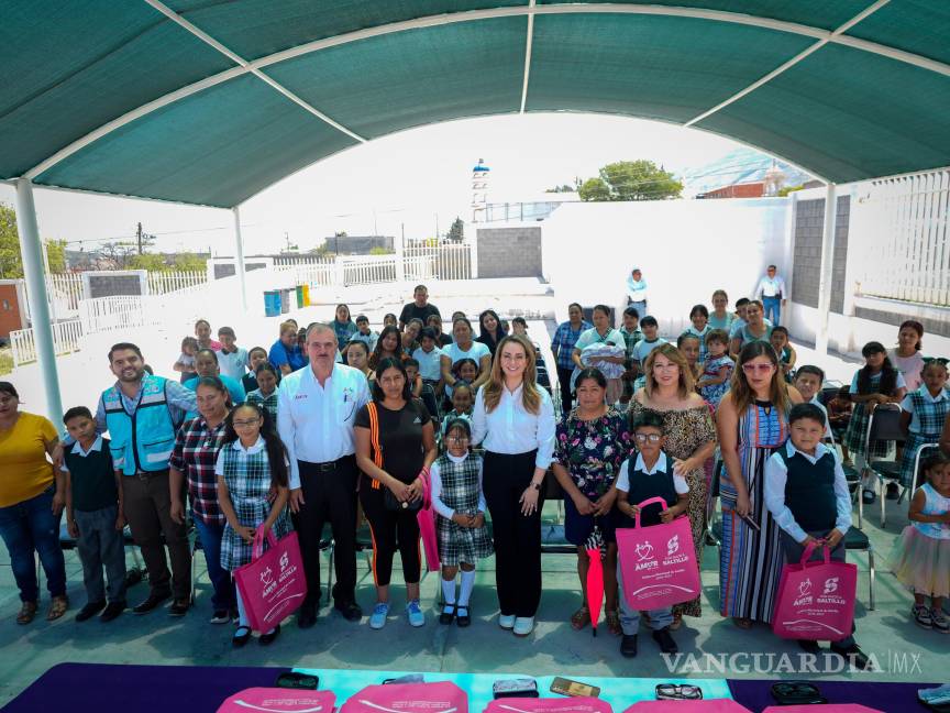 $!Luly López Naranjo, presidenta honoraria del DIF Saltillo, ha encabezado las brigadas médicas en escuelas y colonias.