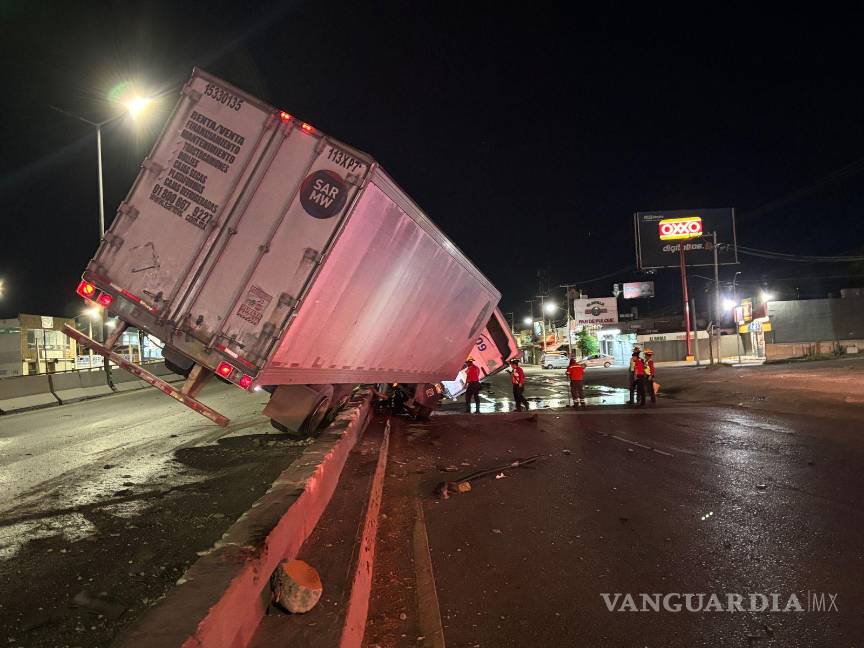 $!El tráiler sufrió daños considerables tras impactarse contra el camellón y la barrera metálica.