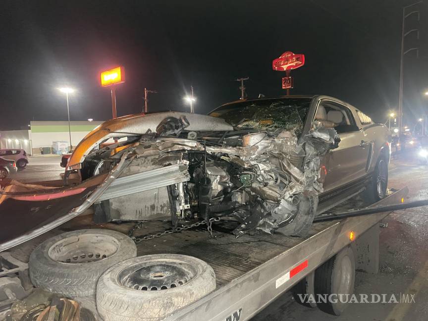 Dos personas terminan prensadas tras fuerte accidente, en Saltillo