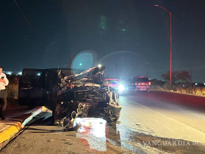 $!La GMC Sierra quedó con el frente completamente destrozado tras el choque.