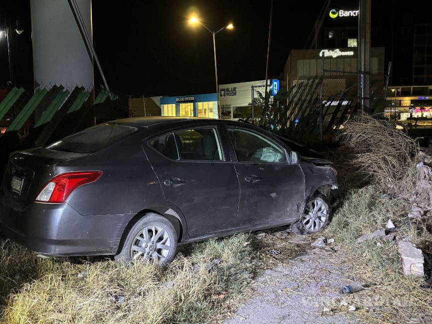 $!Elementos de Tránsito Municipal detuvieron al automovilista y aseguraron el vehículo tras el aparatoso accidente.