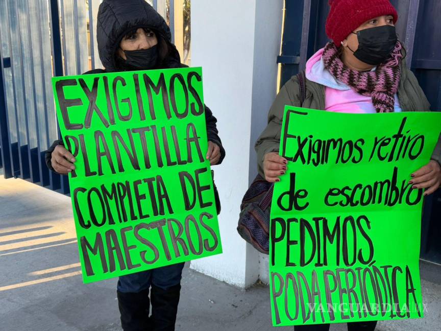 $!Alumnos del plantel enfrentan problemas académicos graves, como la falta de clases en diversas materias y calificaciones injustificadas, según los manifestantes.